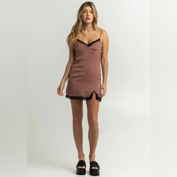 Sky And Sparrow // Lace Slit Slip - Picture 2 of 4